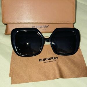 Barely used Like Brand New Burberry black square sunglasses #luxuryshades